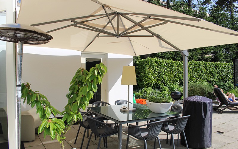 Sterkte zonnebloem Bandiet Solero parasols bij Viasol - Voor uw tuin of horecaterras!